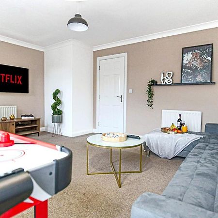 Large 6 Bedroom House With Free Parking, Smart Tv With Netflix, Fast Wifi, Air Hockey & Garden By Yoko Property Milton Keynes Eksteriør billede